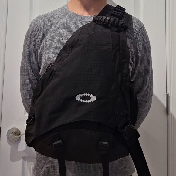 OAKLEY Tactical Sling Bag From The Oakley Design Team back in 2008 -Like New - Picture 2 of 12